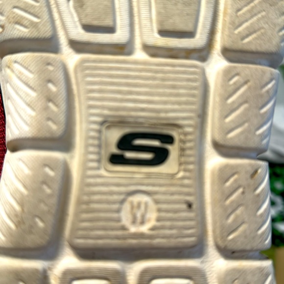 Skechers men’s sneakers size 12 W.  Excellent condition.   Only slightly worn. - Picture 6 of 6